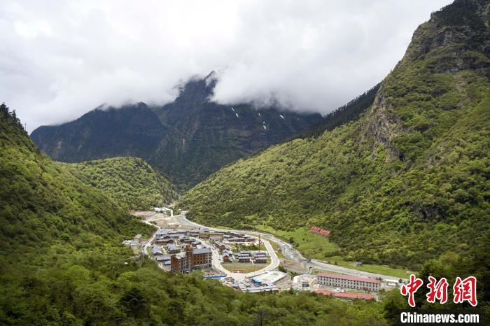 位于山間的玉麥鄉(xiāng)。