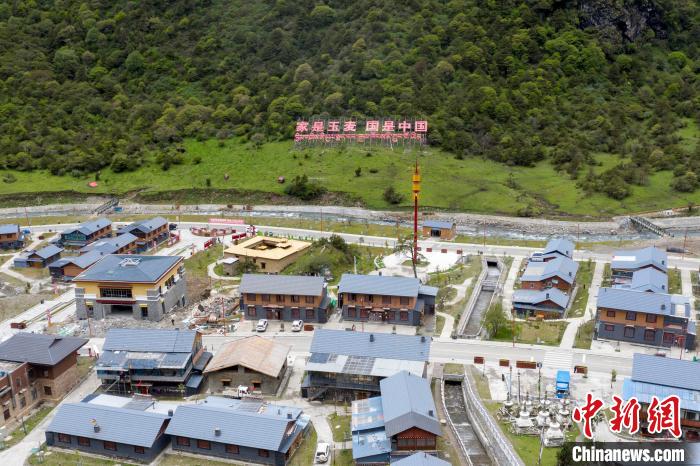 “家是玉麥 國(guó)是中國(guó)”的大字豎立在玉麥鄉(xiāng)旁的山腳上。　楊華峰 攝