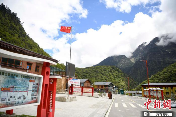 玉麥鄉(xiāng)內(nèi)道路變成了硬化路?！钊A峰 攝