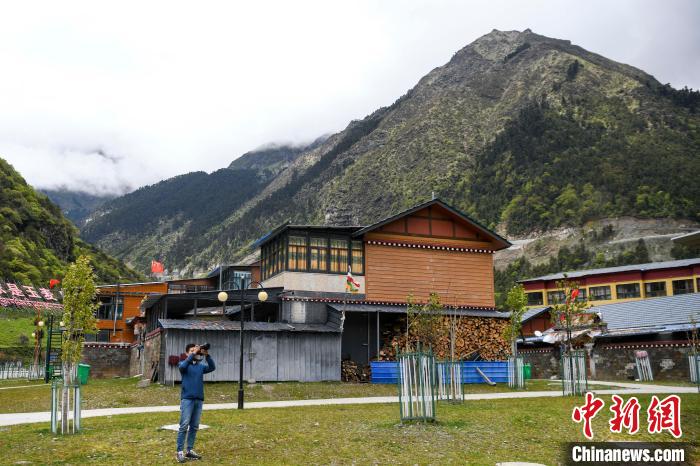 一位攝影愛好者在玉麥鄉(xiāng)拍攝?！钊A峰 攝