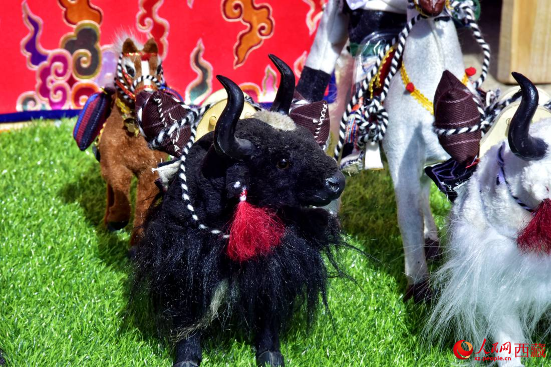 農(nóng)牧民制作的旅游紀念品。人民網(wǎng) 李海霞攝