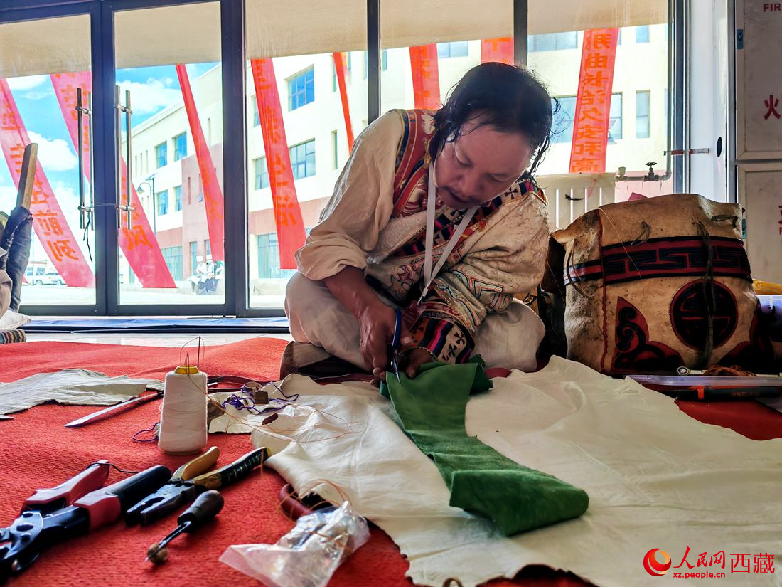 曾經(jīng)的放牛娃學得一身好手藝。人民網(wǎng) 李海霞攝