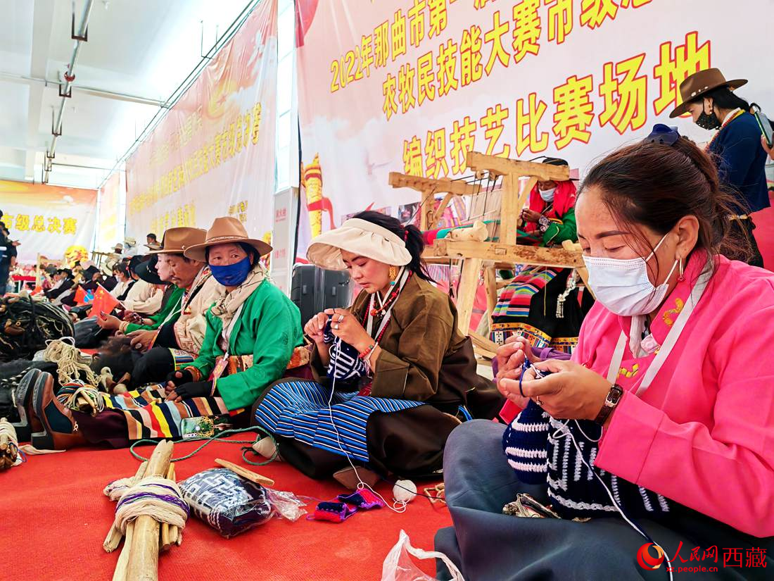 草原姑娘們編織技能大比拼。人民網(wǎng) 李海霞攝
