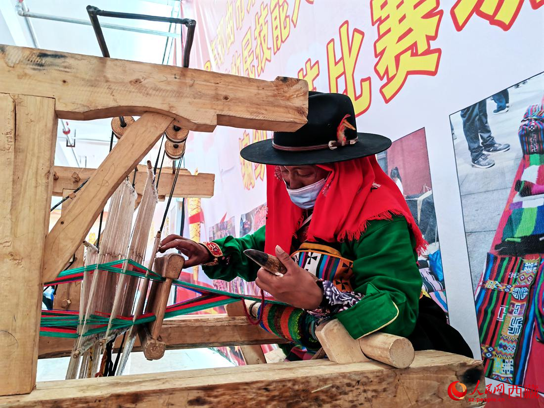 紡織手藝展示。人民網(wǎng) 李海霞攝