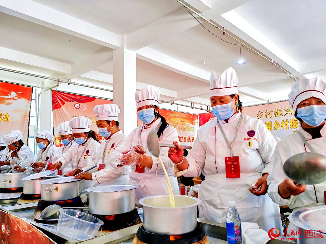 廚藝比拼。人民網(wǎng) 李海霞攝