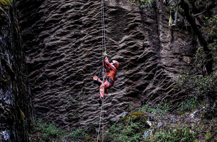 救援實戰(zhàn)訓(xùn)練中，消防員垂直攀爬。西繞拉翁攝