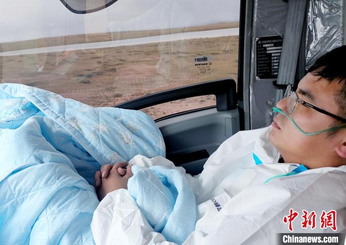 從咸陽開始到拉薩，閆光宇和朋友吃住均不離車。　鄭朋 攝