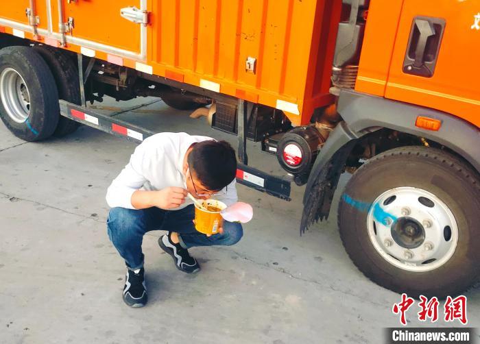 由于沿路疫情原因，閆光宇和朋友只能在服務(wù)區(qū)簡餐?！∴嵟?攝