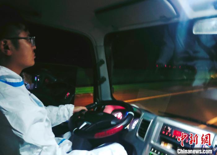 星夜疾馳，只為讓防疫物資早日抵達(dá)西藏。　鄭朋 攝