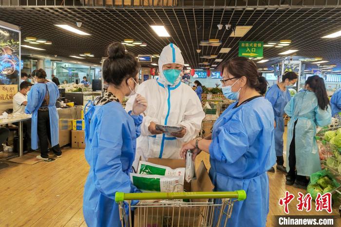 圖為疫情期間，西藏格拉丹東超市調(diào)配物資，保障市場供應(yīng)。　受訪者供圖