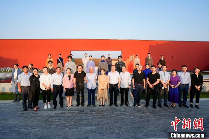 近40套藏式針織系列時裝亮相2022北京時裝周?！”本r裝周供圖