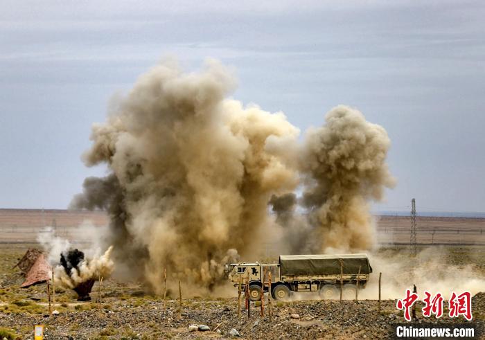 圖為模擬運(yùn)輸分隊(duì)通過炮火路段?！?王先鋒 攝