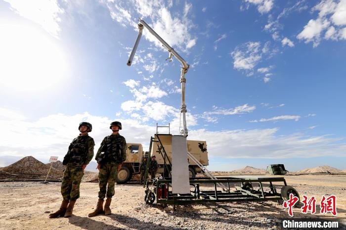 圖為野戰(zhàn)油庫開設(shè)?！?唐 堯 攝