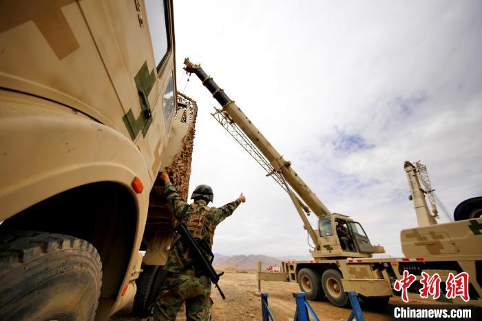 圖為野戰(zhàn)車輛搶修環(huán)節(jié)?！?祁漢智 攝