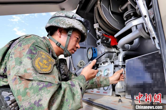 圖為群車加油科目演練現(xiàn)場?！?王先鋒 攝