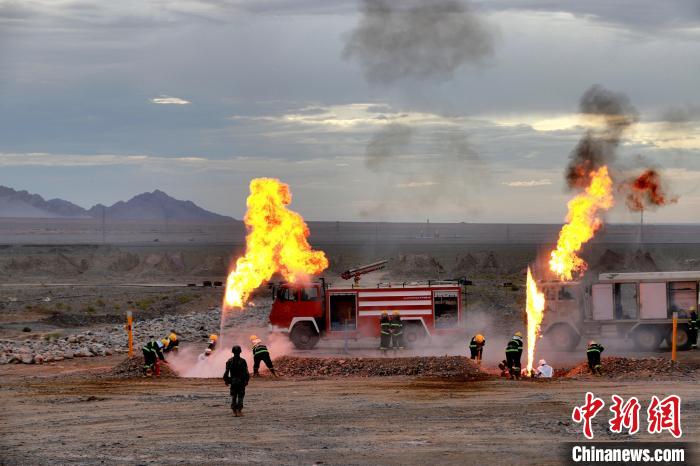 圖為野戰(zhàn)管線搶修?！?鄒寧寧 攝