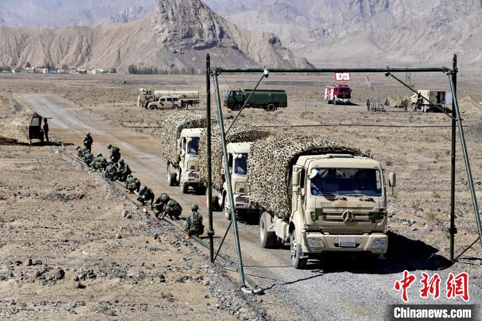 圖為野戰(zhàn)管線鋪設(shè)?！〕套颖?攝