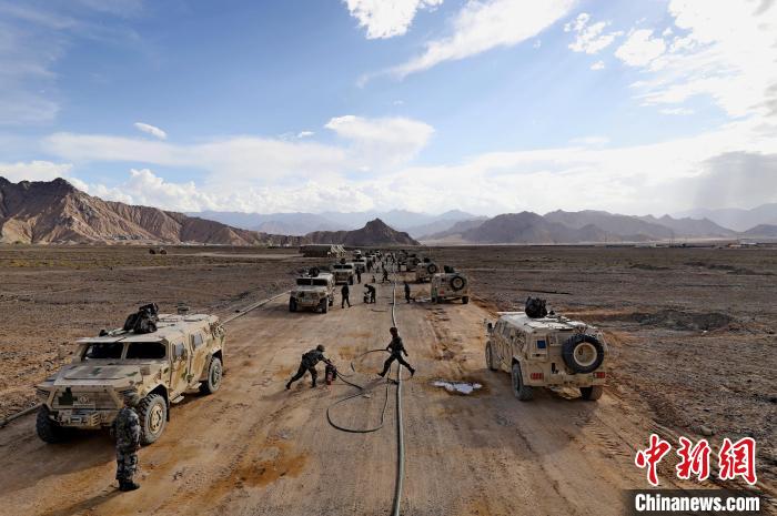 圖為群車加油科目演練現(xiàn)場。　 祁漢智 攝