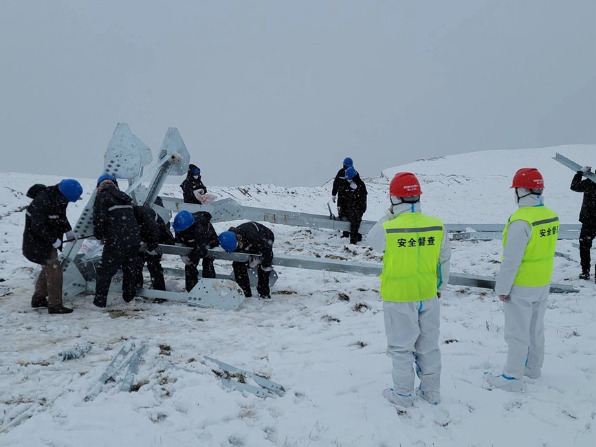 9月13日，電力施工人員正在對改造工器具進行清點和組裝。秦鐘攝
