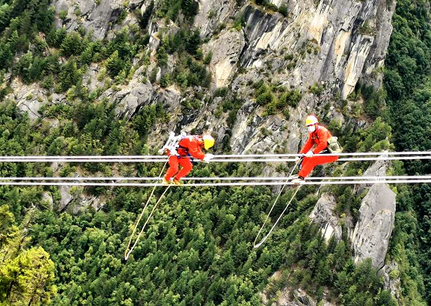 9月15日，電力檢修人員開展左波線米堆冰川段導線扭絞處理走線作業(yè)。旦尼攝