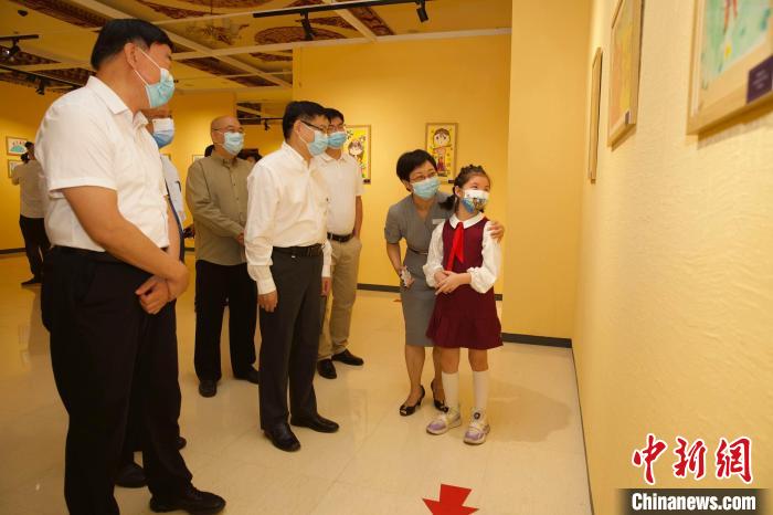 圖為與會嘉賓與入選畫作的“小作者”們一同觀展?！≈袊貙W研究中心供圖