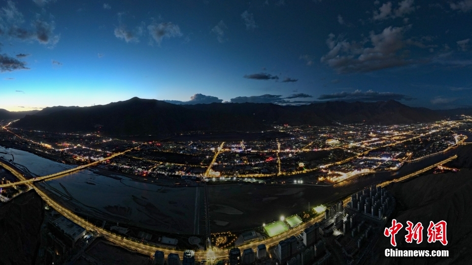 資料圖為2020年6月10日，拉薩城市入夜，燈光點亮高原古城夜色。（無人機畫面） <a target='_blank' href='/'><p  align=