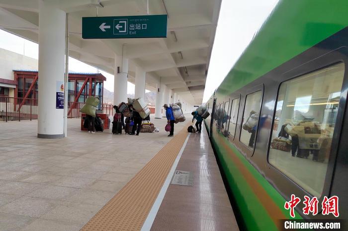 乘客乘復(fù)工專列抵達(dá)日喀則?！±_車務(wù)段 供圖