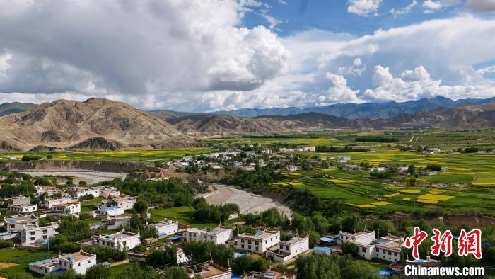 圖為依地形而建的西藏拉薩市尼木縣村居?！≈x牧 攝