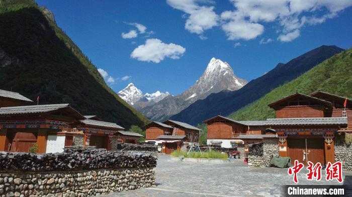 圖為西藏林芝市工布江達(dá)縣錯(cuò)高古村?！≈x牧 攝