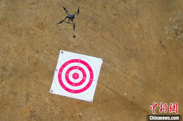 圖為消防員利用無(wú)人機(jī)空投滅火彈。　楊永龍 攝