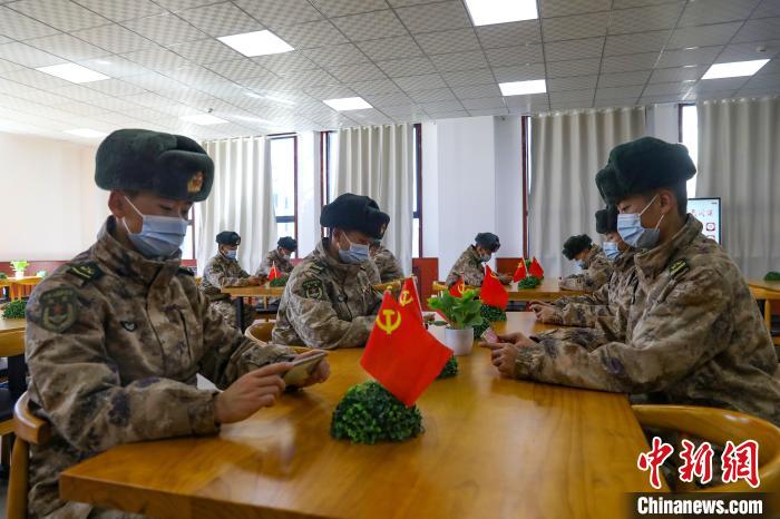 圖為阿里軍分區(qū)某邊防團(tuán)組織官兵通過手機(jī)收聽收看二十大開幕盛況。　劉曉東供圖