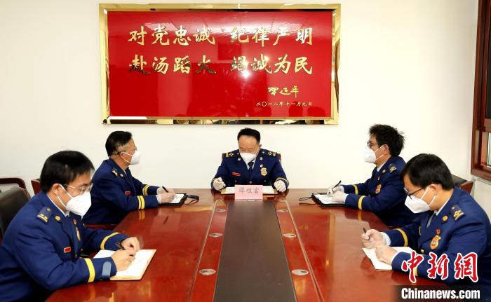 圖為西藏森林消防總隊(duì)在二十大開幕會(huì)結(jié)束后組織學(xué)習(xí)討論?！∥鞑厣窒揽傟?duì)供圖