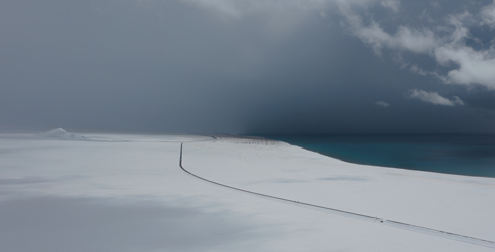 西藏阿里地區(qū)改則縣迎來(lái)初雪，銀裝素裹，美如畫(huà)卷。