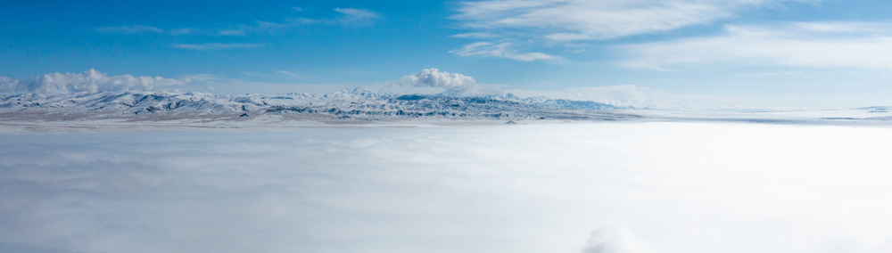 西藏阿里地區(qū)改則縣迎來(lái)初雪，銀裝素裹，美如畫(huà)卷。