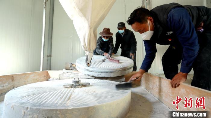 圖為合作社負責人完成糌粑加工后清掃水磨設施。　嘉黎縣融媒體中心供圖