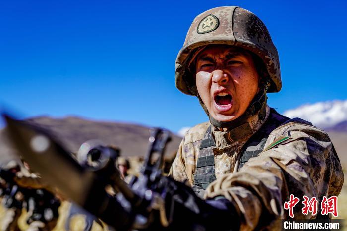 官兵正在進(jìn)行刺殺操訓(xùn)練。　西藏山南軍分區(qū)某團(tuán)供圖