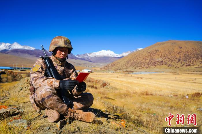 戰(zhàn)士正在品讀該團(tuán)制作下發(fā)的二十大報(bào)告內(nèi)容匯編“口袋書” 。　西藏山南軍分區(qū)某團(tuán)供圖