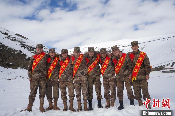 退伍老兵合照留念?！∥鞑厣侥宪姺謪^(qū)某團(tuán)供圖