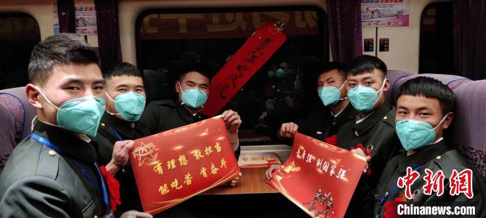 退伍老兵在退伍專列上合影留念?！∥鞑厣侥宪姺謪^(qū)某團(tuán)供圖