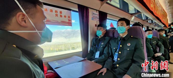 退伍老兵乘坐在退伍專列?！∥鞑厣侥宪姺謪^(qū)某團(tuán)供圖