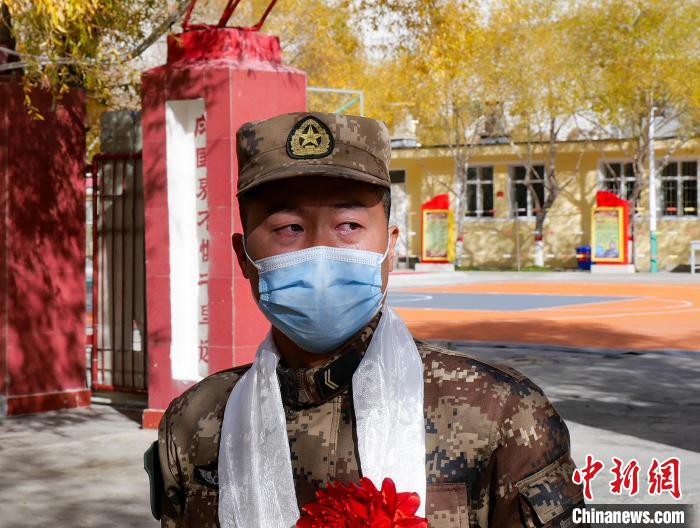 圖為什布奇邊防連退伍老兵臨別前再看一眼連隊(duì)。　劉曉東 攝