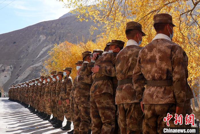 圖為什布奇邊防連退伍老兵與戰(zhàn)友相擁而泣，依依惜別。　徐昌成 攝