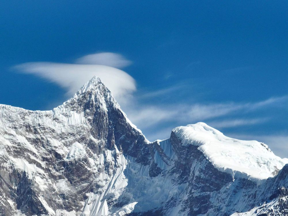 雅魯藏布江遠(yuǎn)處的雪山風(fēng)光。