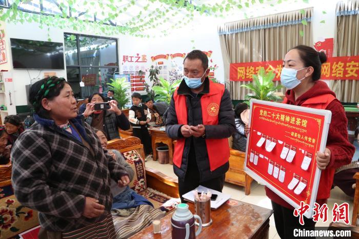 圖為瓊結縣村民參與問答?！愔闈扇?攝