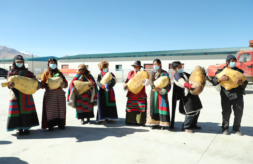 茶措村牧區(qū)改革合作社酥油分紅現(xiàn)場(chǎng)。索朗仁青 攝
