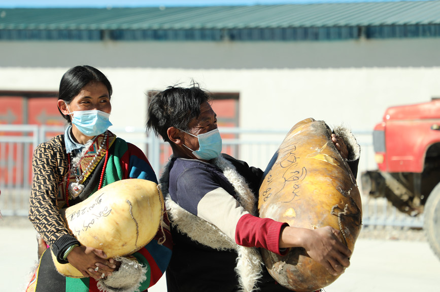 茶措村牧區(qū)改革合作社酥油分紅現(xiàn)場(chǎng)。索朗仁青 攝