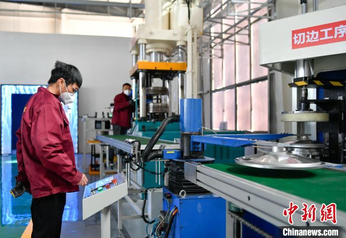 圖為炊具生產(chǎn)線。　貢嘎來松 攝