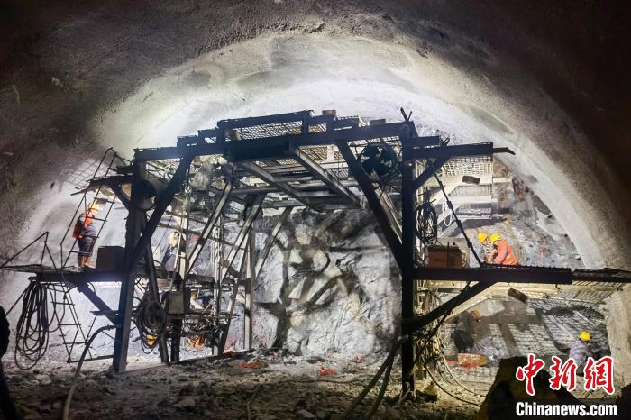 資料圖為隧道施工掘進過程中?！∥鞑刈灾螀^(qū)交通運輸廳 供圖