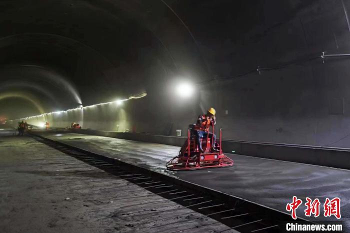 圖為隧道施工現(xiàn)場?！∥鞑刈灾螀^(qū)交通運輸廳 供圖