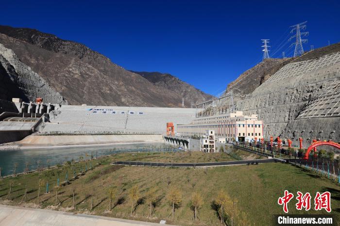 圖為金沙江上游蘇洼龍水電站?！⊥趵?攝